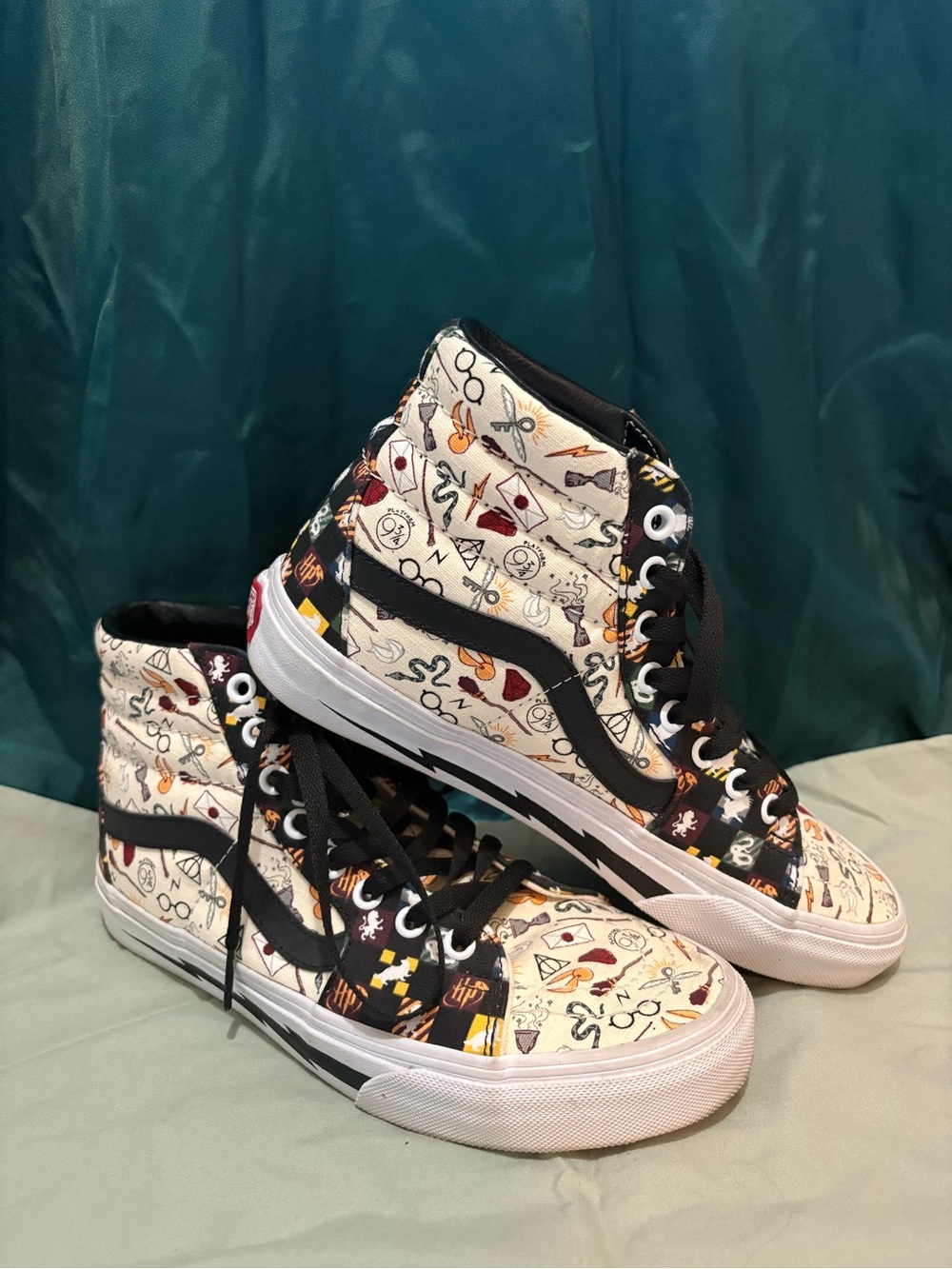 Harry Potter Vans High-Top Sneakers in Cream, Black & Yellow